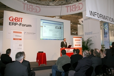 Johannes Hack, Geschftsfhrer JobScout24, nimmt fr Jobs.de den Innovationspreis auf der CeBIT 2007 entgegen